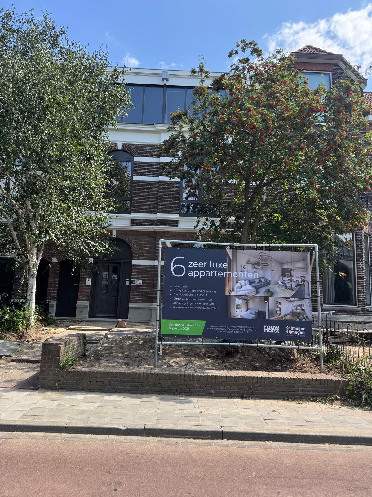 Sint Annastraat 165 in Nijmegen, met het verkoopbord voor de zes appartementen