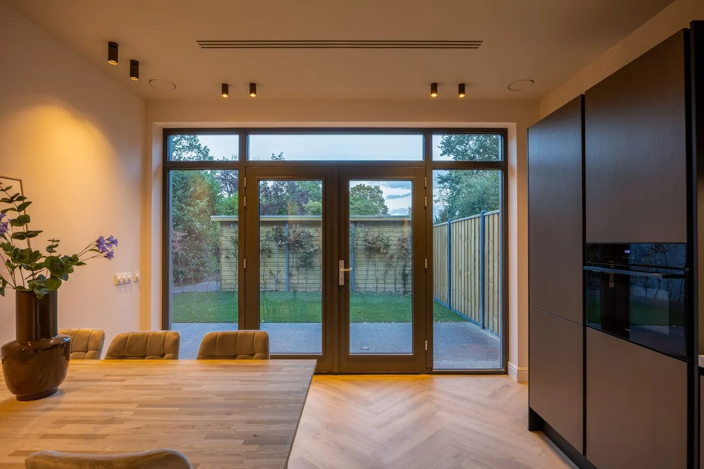 Keuken met openslaande deuren naar de tuin in een van de zes appartementen